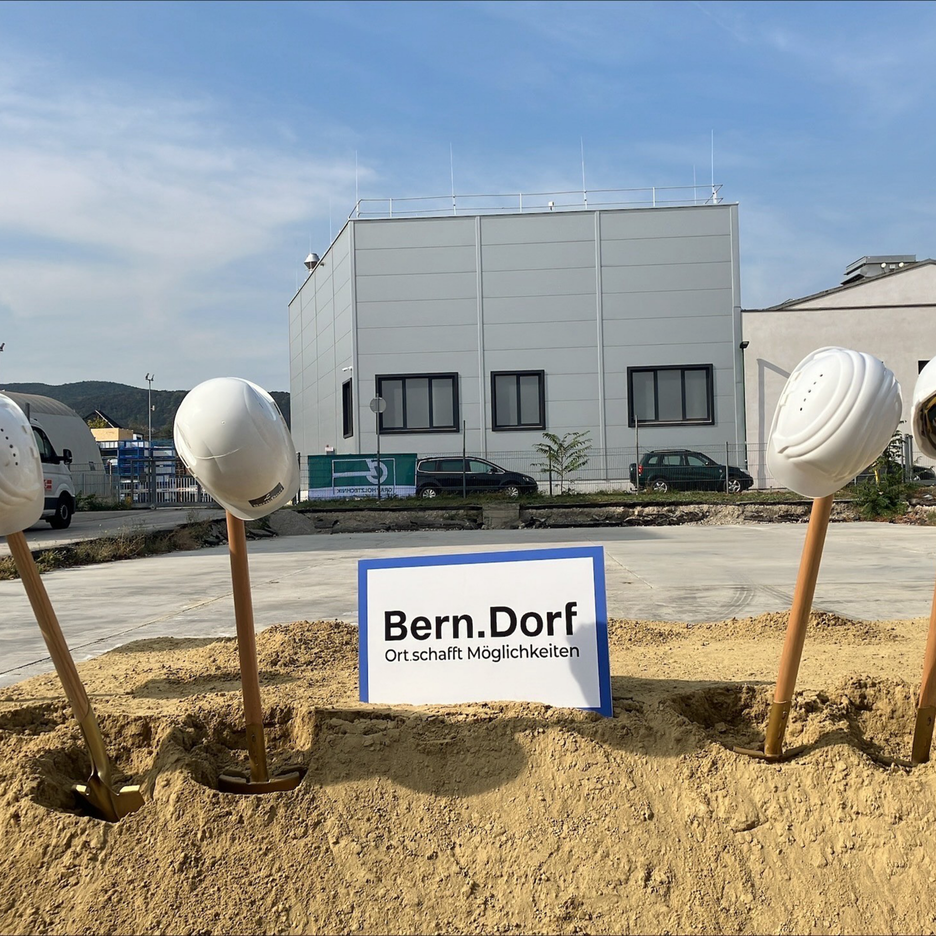 Bern.Dorf Spatenstich Helme